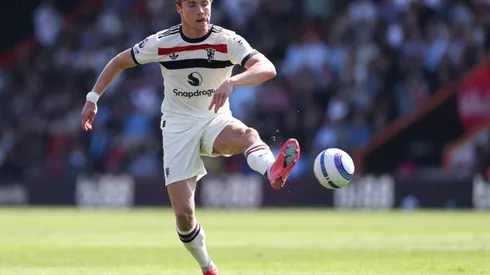 Rasmus Hojlund em campo pelo Manchester United. Atacante está na mira do Fenerbahçe. Foto: Ryan Pierse/Getty Images