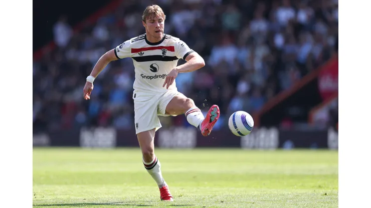 Rasmus Hojlund em campo pelo Manchester United. Atacante está na mira do Fenerbahçe. Foto: Ryan Pierse/Getty Images