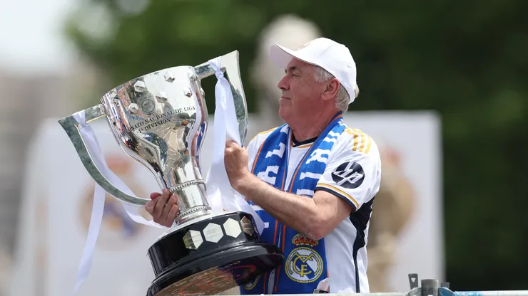 Carlo Ancelotti comemora título com a camisa do Real Madrid. Foto: Florencia Tan Jun/Getty Images