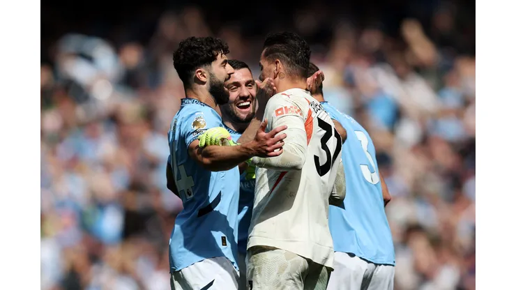 Gvardiol comemora gol ao lado de companheiros (Photo by Matt McNulty/Getty Images)
