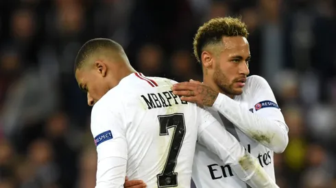 Mbappé e Neymar se cumprimentam no PSG. Foto: Shaun Botterill/Getty Images