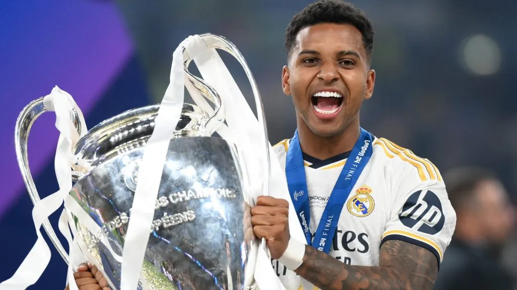 Rodrygo, em campo, com a camisa branca do Real Madrid (Photo by Justin Setterfield/Getty Images)