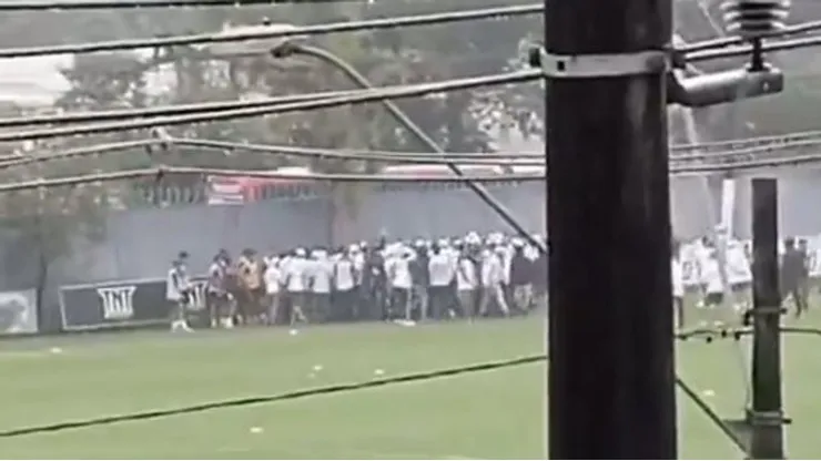 Invasão ao CT Rei Pelé na tarde desta segunda-feira. Foto: Reprodução