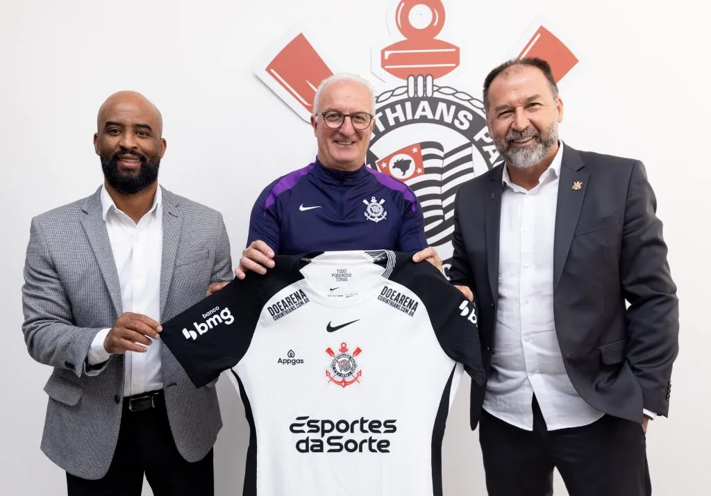 Dorival Júnior, novo treinador do Corinthians, com a camisa roxa (Foto: Rodrigo Coca/Agência Corinthians)