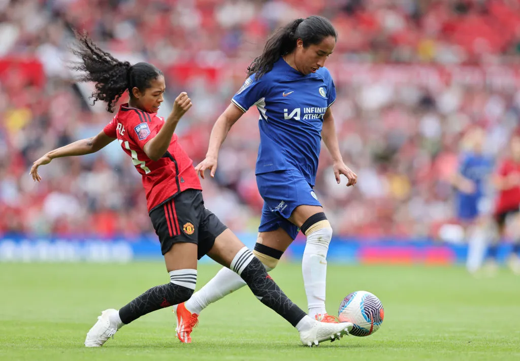 Mayra Ramirez e Jayde Riviere no duelo entre Manchester United x Chelsea (Photo by Clive Brunskill/Getty Images)