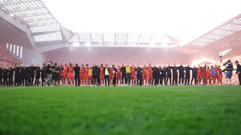 Elenco do Liverpool reunido em duelo contra o Tottenham