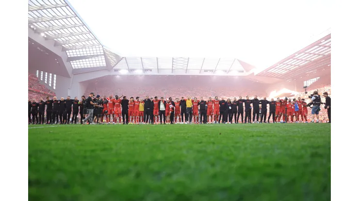 Elenco do Liverpool reunido em duelo contra o Tottenham