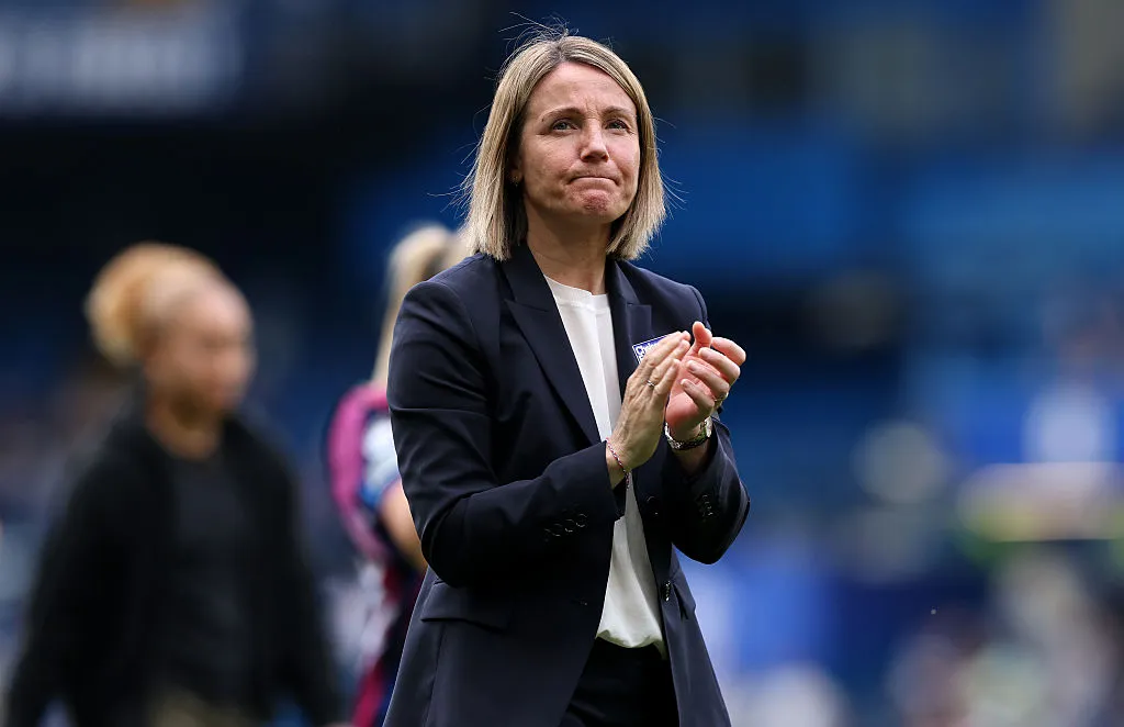 Sonia Bompastor agradece a torcida do Chelsea após eliminação na Women's Champions League (Photo by David Rogers/Getty Images)