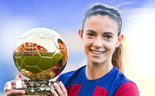 Aitana Bonmati, do Barcelona, com sua Bola de Ouro