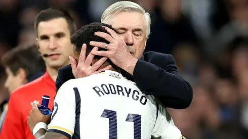 Ancelotti abraça Rodrygo. Foto: Florencia Tan Jun/Getty Images