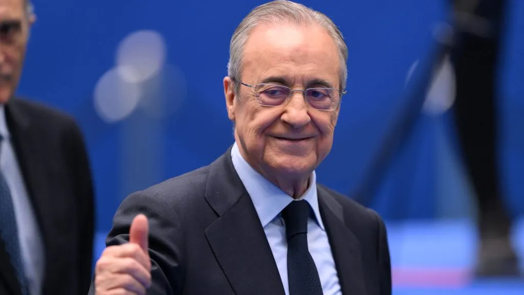 Florentino Pérez, com terno preto, pelo Real Madrid (Photo by David Ramos/Getty Images)