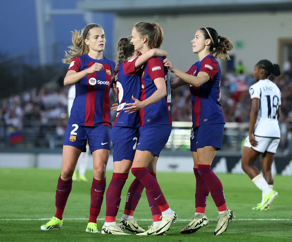 Jogadoras do Barcelona comemoram gol na Liga F (Photo by Florencia Tan Jun/Getty Images)