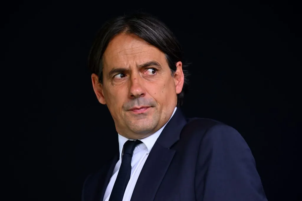 Inzaghi de terno e gravata