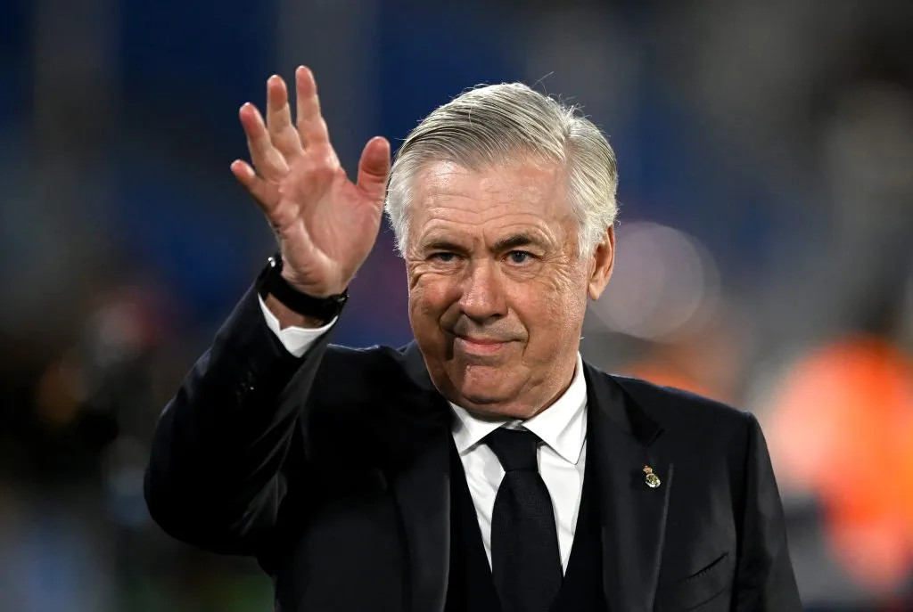 Ancelotti de terno e gravata