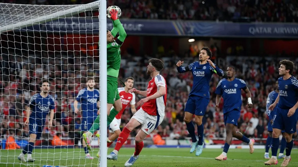 Defesa de Donnarumma em jogo da Champions League. Foto: Justin Setterfield/Getty Images