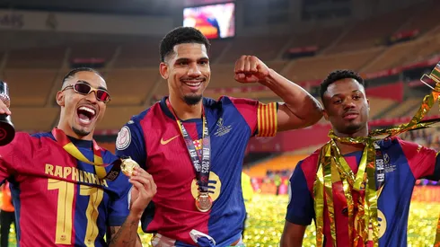 Bayern de Munique pode atender exigência do Barcelona para fechar com Ronald Araújo. (Photo by Fran Santiago/Getty Images)