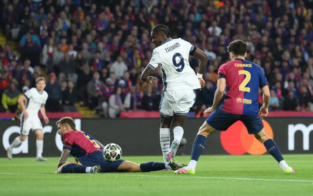 Thuram, marca gol contra o Barcelona 