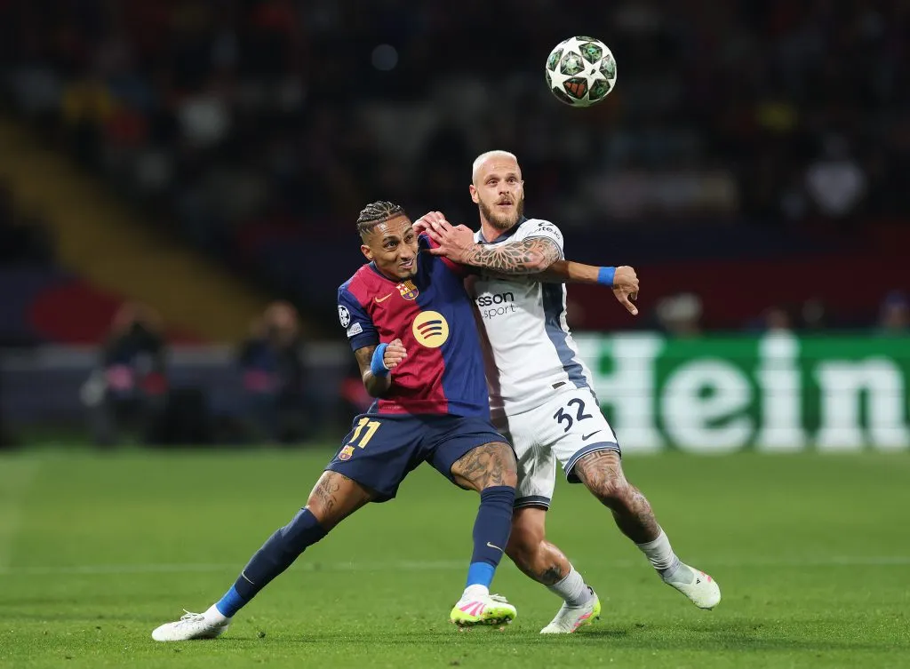 Raphinha disputa bola com adversário