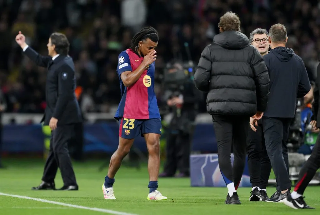 Koundé, em campo, com a camisa do Barcelona