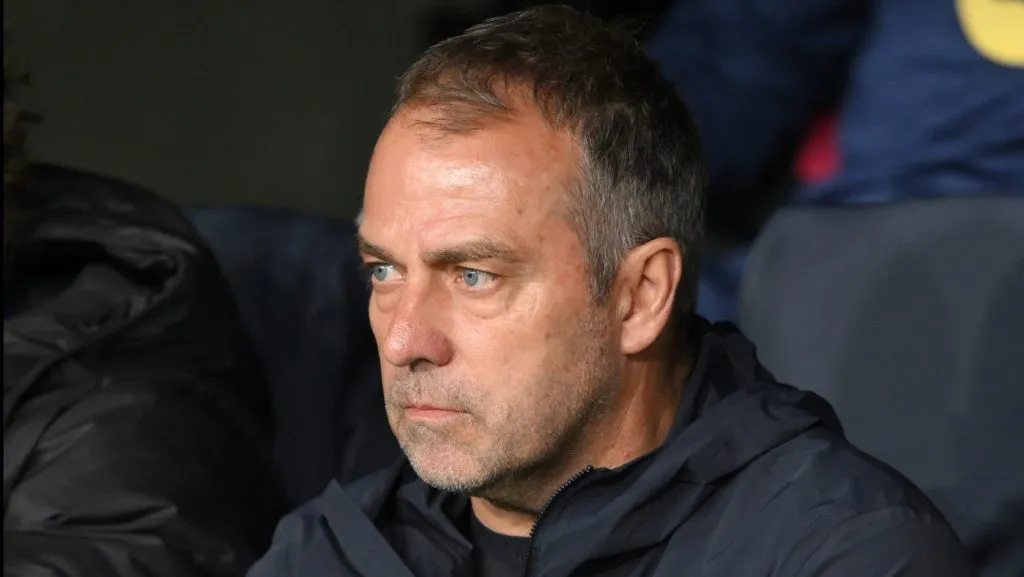Hansi Flick, em campo, com a jaqueta preta do Barcelona (Photo by David Ramos/Getty Images)