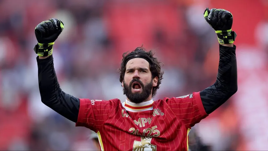 Alisson comemorando título da Premier League. Foto: Carl Recine/Getty Images