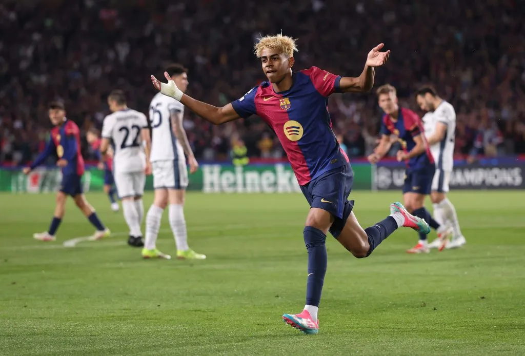 Lamine Yamal, do FC Barcelona, comemora o gol do seu time durante o jogo de ida das semifinais da Liga dos Campeões da UEFA 2024/25 entre FC Barcelona e FC Internazionale Milano no Estadi Olímpic Lluís Companys em 30 de abril de 2025, em Barcelona, Espanha. (Foto de Carl Recine/Getty Images)