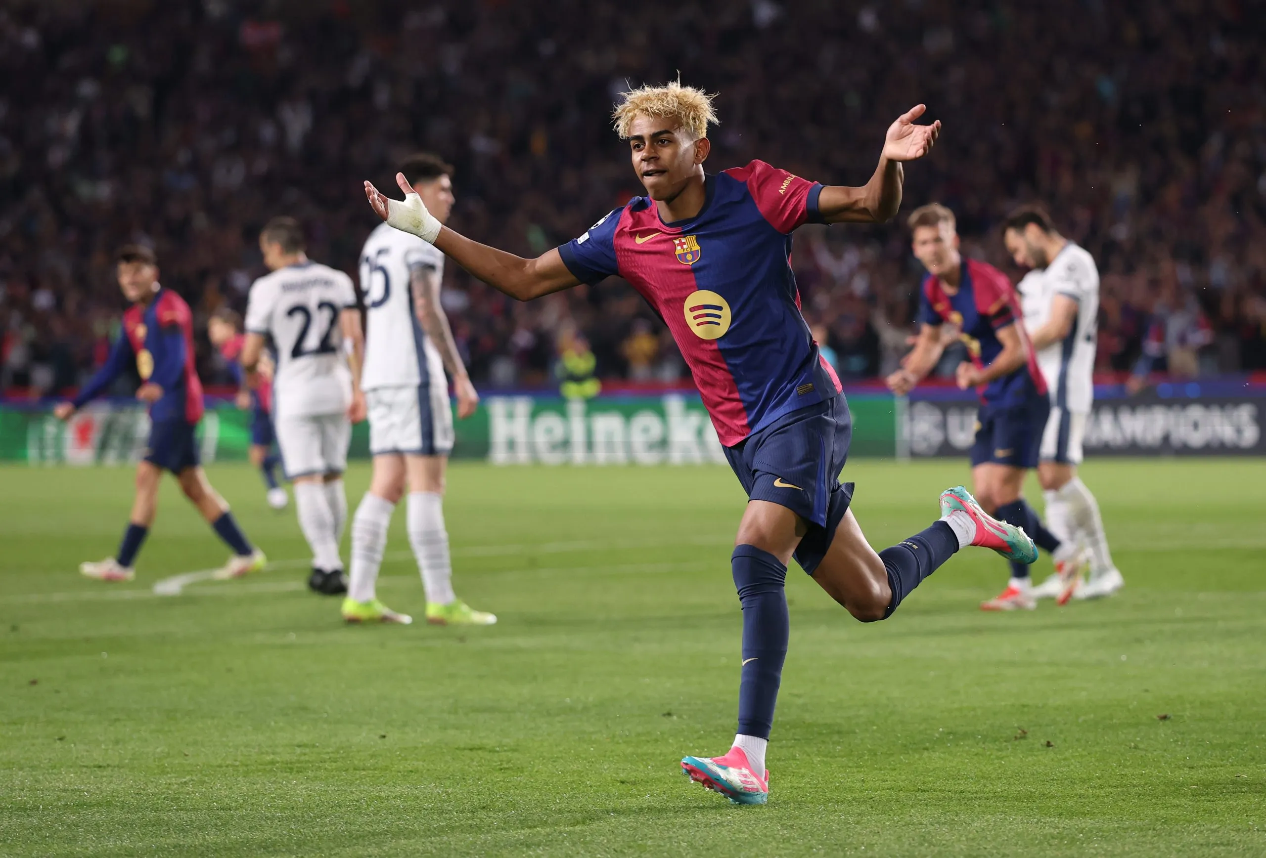 Lamine Yamal, do FC Barcelona, com a camisa azul e vinho do clube (Foto de Carl Recine/Getty Images)
