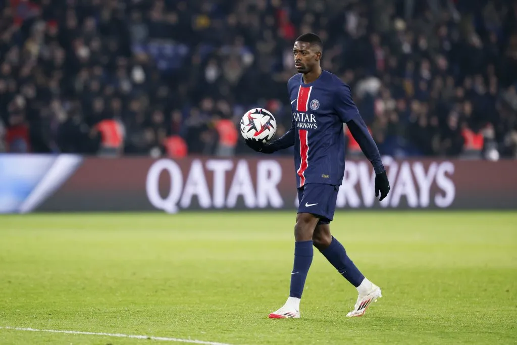 PARIS, FRANÇA - 12 DE JANEIRO: Ousmane Dembélé #10 do Paris Saint-Germain se prepara para cobrar um pênalti durante a partida da Ligue 1 entre Paris Saint-Germain e AS Saint-Etienne no Parc des Princes em 12 de janeiro de 2025 em Paris, França.