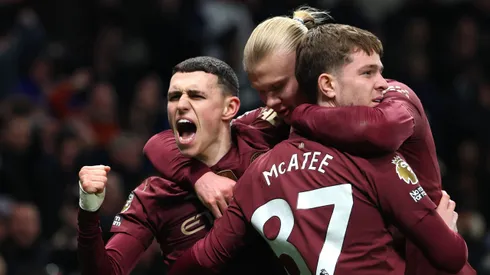 Haaland, Foden e McAtee comemorando gol do Manchester City. Foto: Alex Pantling/Getty Images