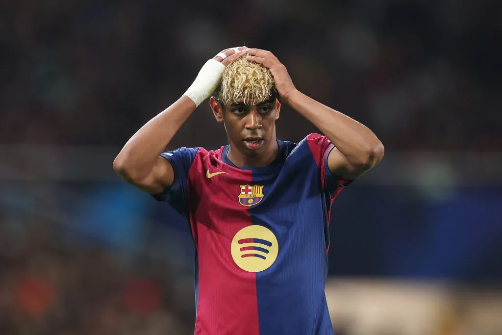 Yamal com as mãos na cabeça