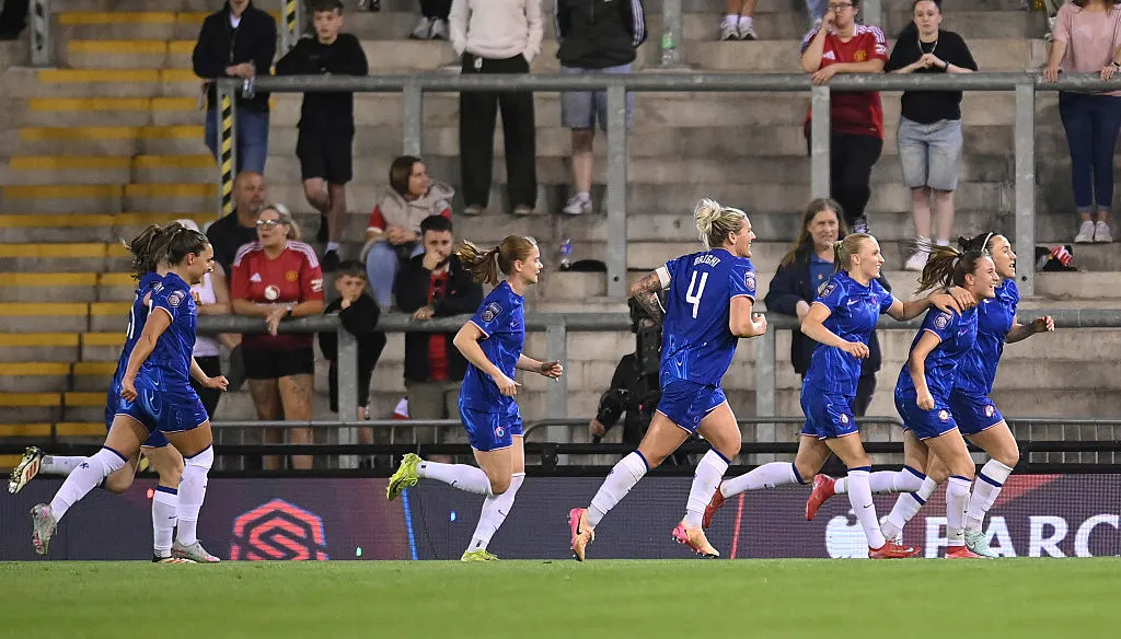 Jogadoras do Chelsea comemora gol contra o Manchester United na Women’s Super League (Photo by Ben Roberts Photo/Getty Images)