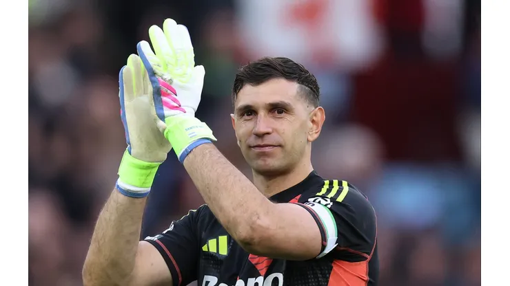 Dibu Martínez, da Argentina e do Aston Villa, pode reforçar clube da Arábia Saudita. (Photo by Michael Steele/Getty Images)