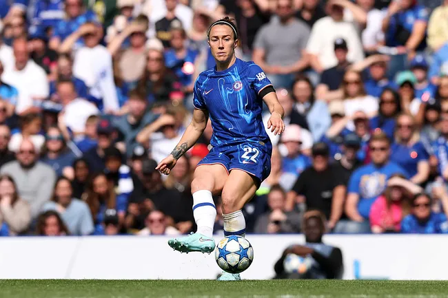 Lucy Bronze atuando com a camisa do Chelsea (Photo by David Rogers/Getty Images)