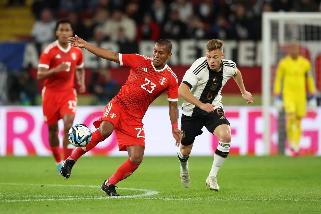 Pedro Aquino em duelo diante da Alemanha (Photo by Alexander Hassenstein/Getty Images)