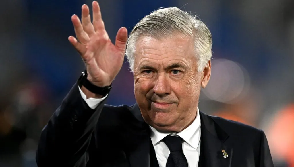 Ancelotti, de terno, durante partida do Real Madrid (Photo by Denis Doyle/Getty Images)