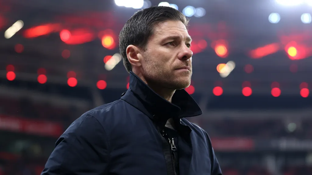 Xabi Alonso com jaqueta durante partida pelo Bayer Leverkusen (Photo by Lars Baron/Getty Images)