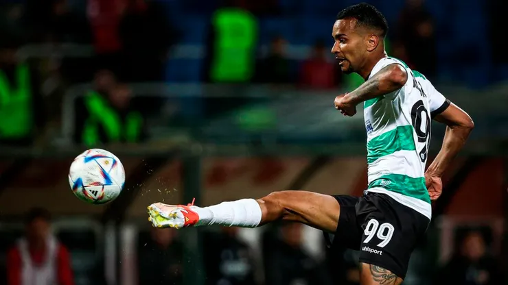 Weslen Júnior durante partida pelo Cherno More