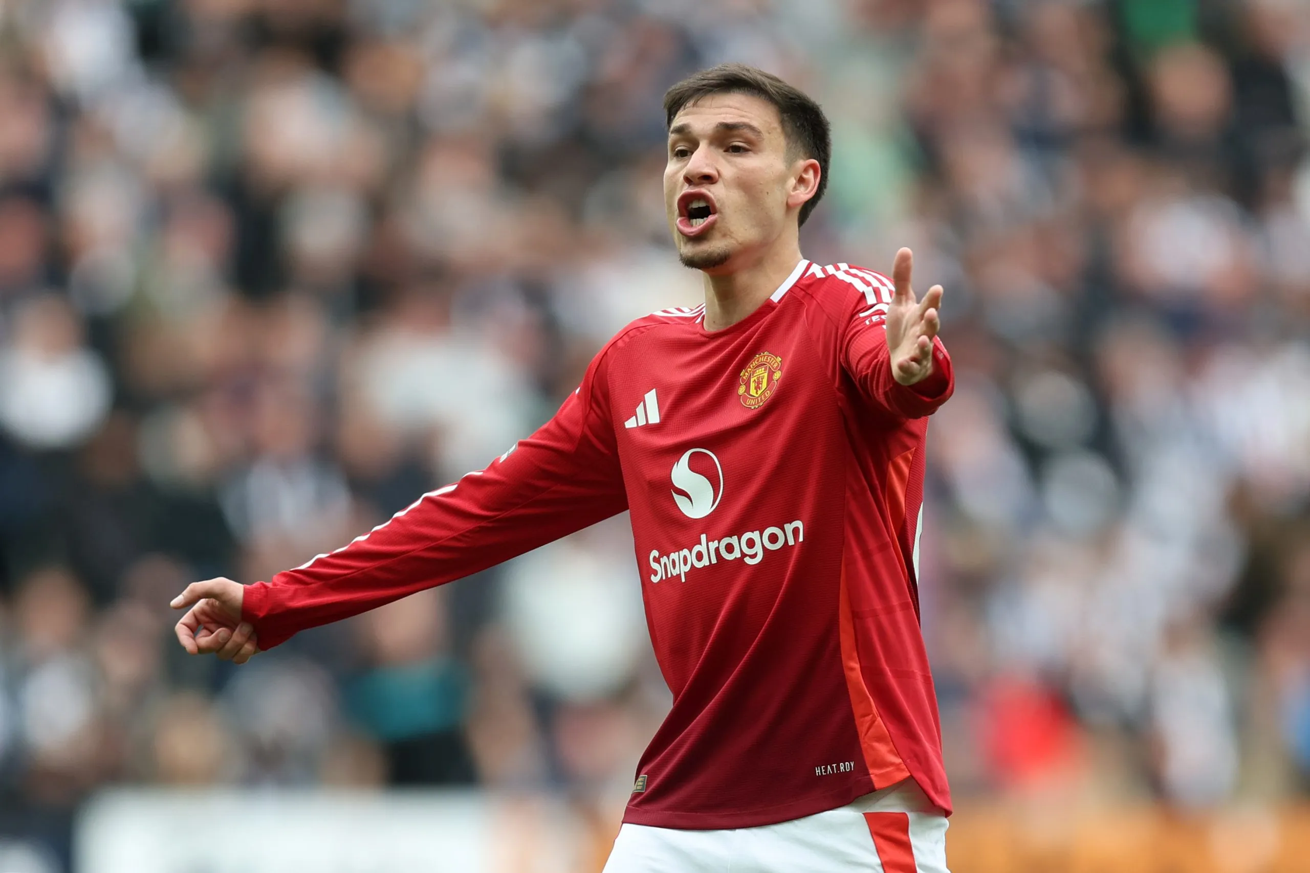 Manuel Ugarte, do Manchester United, reage durante a partida da Premier League entre Newcastle United e Manchester United, realizada em St. James' Park, no dia 13 de abril de 2025, em Newcastle upon Tyne, Inglaterra. (Foto de George Wood/Getty Images)