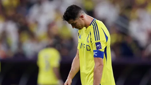 A influência de Cristiano Ronaldo na promoção de Hakan Calhanoglu pode reduzir seus minutos em campo, despertando interesse de clubes como Fenerbahçe, Al Hilal e Trabzonspor. (Foto de Yasser Bakhsh/Getty Images)