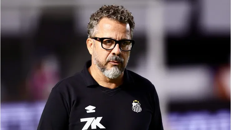 Treinador tenta reorganizar o time em meio a crises internas e aposta em reforços para reagir na temporada. Foto Marcello ZambranaAGIF