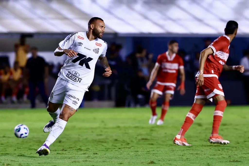 Guilherme jogador do Santos durante partida contra o CRB no estádio Vila Belmiro pelo campeonato Copa Do Brasil 2025. Foto Marcello ZambranaAGIF