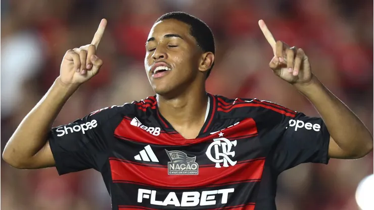 Joshua, Pablo Lúcio e Léo Nannetti firmam novos vínculos, confirmando a aposta do Flamengo em sua nova geração. Foto: Gilvan de Souza/Flamengo