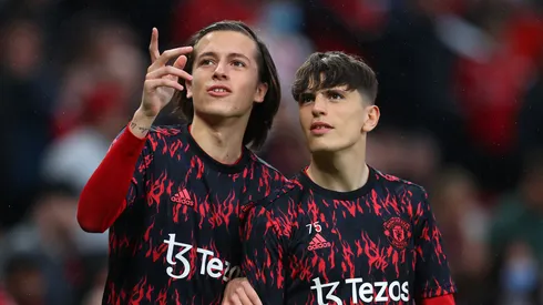 Álvaro Carreras e Alejandro Garnacho durante aquecimento pelo Manchester United