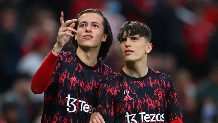 Álvaro Carreras e Alejandro Garnacho durante aquecimento pelo Manchester United
