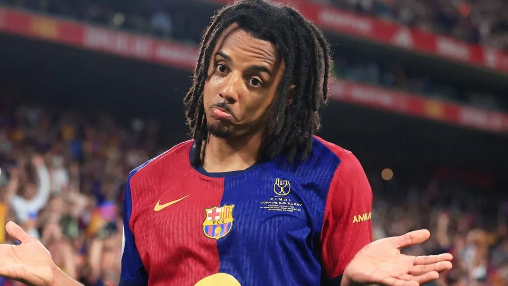 Koundé em ação com o Barcelona (Photo by Fran Santiago/Getty Images)