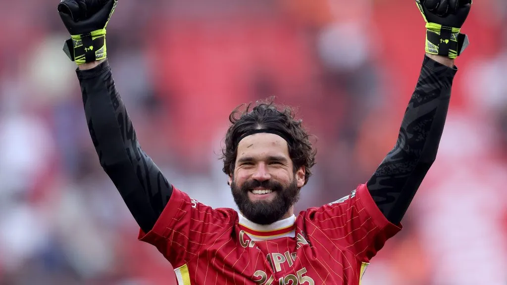 Alisson, goleiro do liverpool, em campo, com a camisa comemorativa vermelha (Photo by Carl Recine/Getty Images)