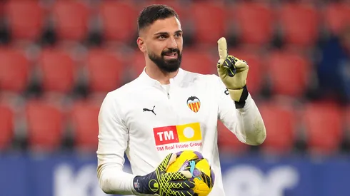 Giorgi Mamardashvili no aquecimento pelo Valencia