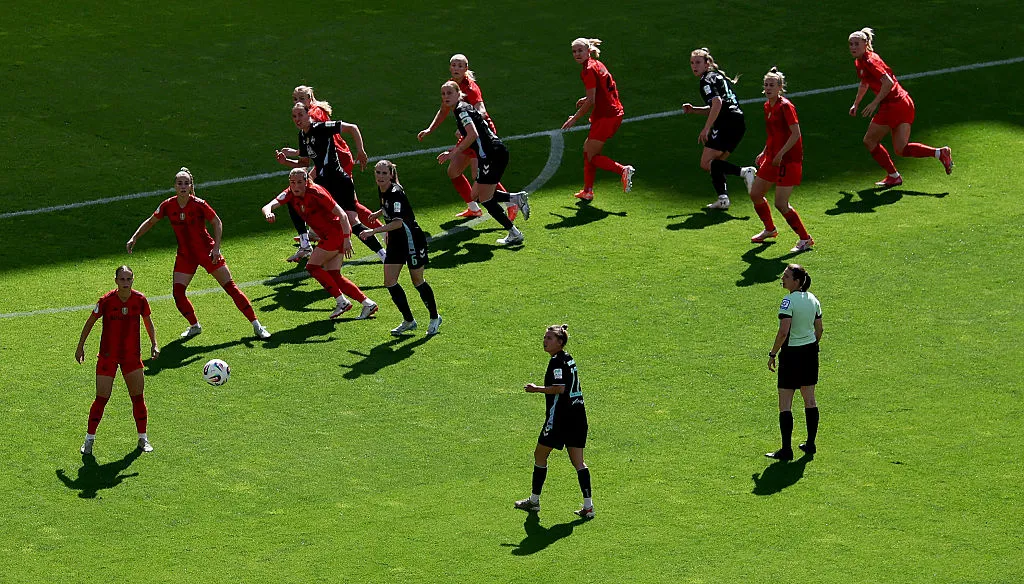 Jogadoras do Bayern de Munique e do Werder Bremen brigam pela bola (Photo by Lars Baron/Getty Images)