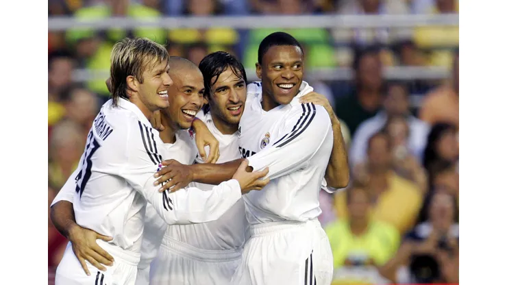 Com poucas oportunidades em campo, o jovem atacante recebe conselhos de Julio Baptista sobre a importância da paciência e da adaptação no futebol europeu. (Foto de Denis Doyle/Getty Images)