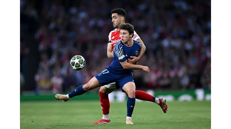 Arsenal e PSG duelam dentro e fora de campo pelo zagueiro Evan Ndicka. (Foto de Justin Setterfield/Getty Images)